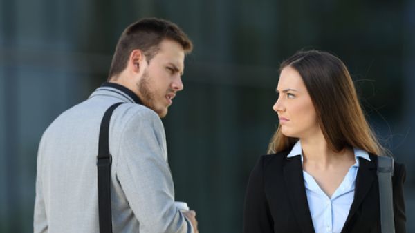 تجنب الحديث عن الأسرار والحياة الشخصية أمام الكارهين