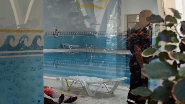 رجل امن امام جثة داخل فندق امبريال في سوسة
