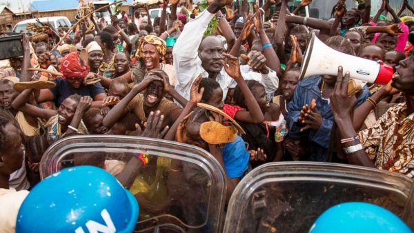 Hundreds of displaced civilians gather to demonstrate against Kiir on Oct. 25, 2017 (AFP0