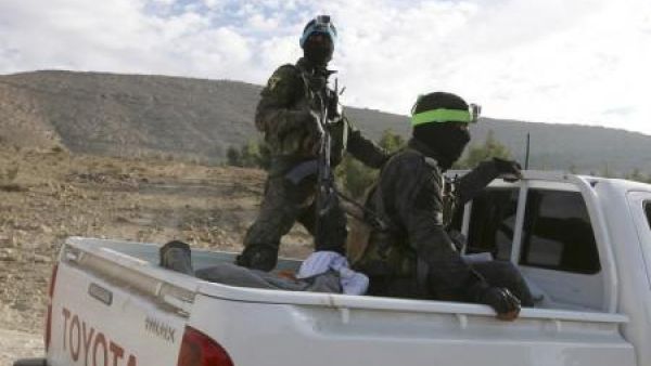 مقاتلان من وحدات حماية الشعب الكردية في جنوب كوباني
