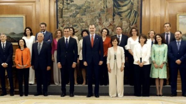وزراء الحكومة الإسبانية الجديدة مع رئيس الوزراء الإسباني بيدرو سانشيز (السابع الى اليسار) والملك فيليبي السادس (وسط).