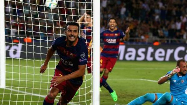 بيدرو بعد تسجيل هدف فوز برشلونة في إشبيلية خلال كأس السوبر الأوروبي