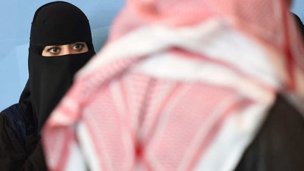 اب يطرد ابنائه