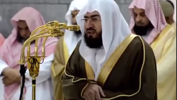 الشيخ عبدالرحمن السند يتأثر اثناء الصلاة في الحرم المكي..فيديو