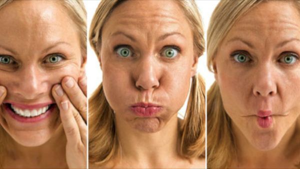تساعد يوغا الوجه النساء في إخفاء التجاعيد وترهل الوجه (shutterstock.com)