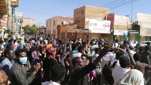 آلاف المتظاهرين يتدفقون على مقر القيادة العامة للجيش في السودان
