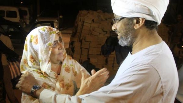Political prisoner freed from Kober Prison, Khartoum in the early hours of April 2 (AFP Photo)