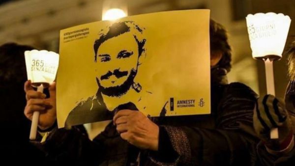 متضامن يرفع صورة الباحث الإيطالي، جوليو ريجيني  الذي عثر عليه مقتولا في فبراير/ شباط 2016.