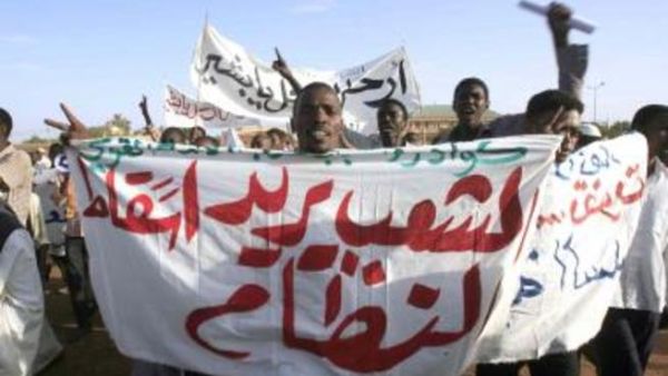 تميز الحشد في ام درمان، السبت، بضخامته غير المعتادة