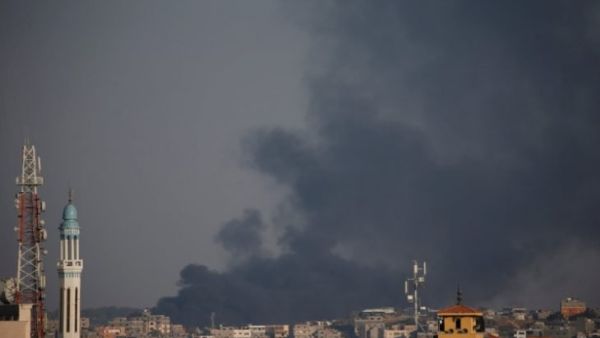 دخان يتصاعد من قطاع غزة