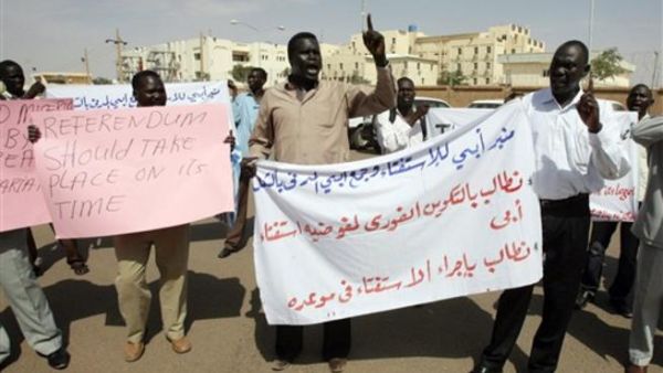 متظاهرون يطالبون بإجراء الاستفتاء في موعده المحدد- أ.ف.ب