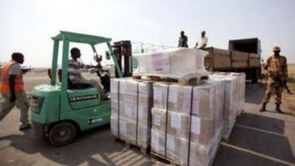 عمال في جنوب السودان يقومون بنقل بطاقات الاقتراع التي وصلت حديثا