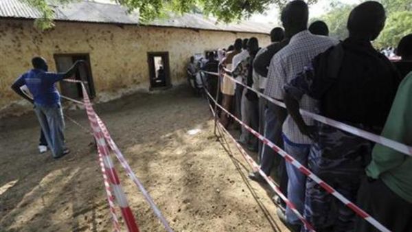 سودانيون جنوبيون يدلون باصواتهم في جوبا يوم الاحد