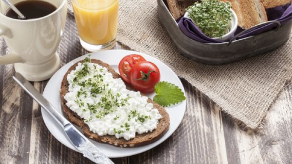 لسحور مناسب تناول النشويات وخاصة النشويات الكاملة مثل الخبز الأسمر
