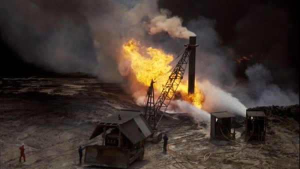  السيطرة على حريق اشتعل في حقل برقان النفطي في الكويت 