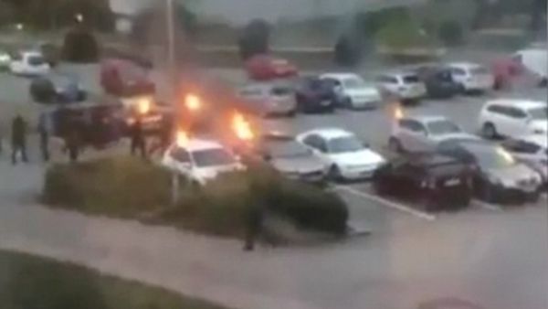 شبان يضرمون النار في عشرات السيارات بمدينتين سويديتين

