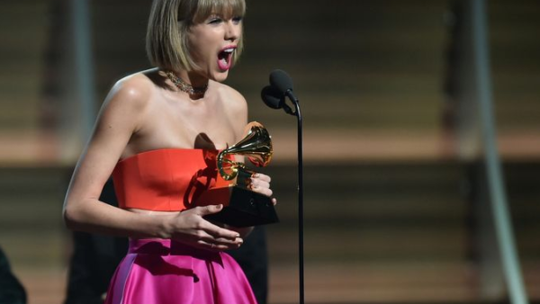  النجمة تايلور سويفت