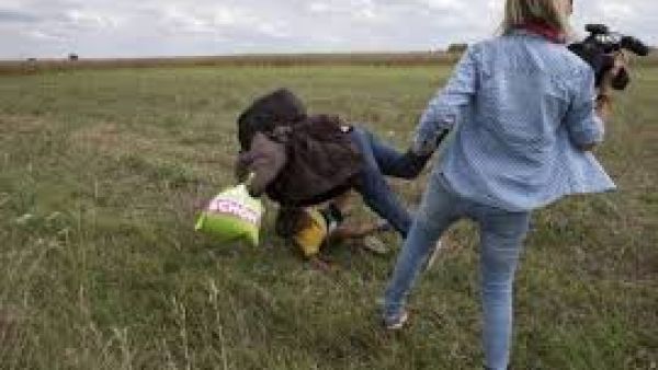 مصورة تعرقل لاجئ سوري في المجر
