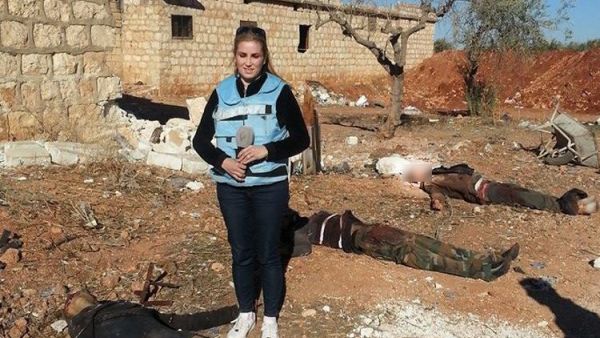 يظهر تلقين المراسل السوري للجنود الموجودين معه للجملة المطلوب إظهارها في الإعلام