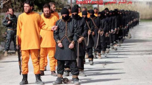 جدل حول صحة صور قتل عناصر يرتدون ملابس داعش على يد مسلحين بملابس مخطوفين