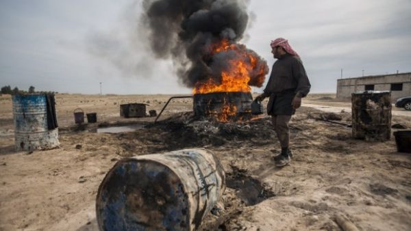 (A man processes oil through a makeshift rig in Deir Ezzour Governorate, AFP) 
