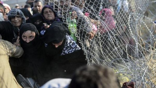 نازحون سوريون يخترقون السياج الحدودي ويدخلون تركيا هربا من تنظيم داعش
