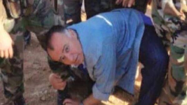 الممثل السوري زهير عبدالكريم يقبل حذاء احد جنود الاسد