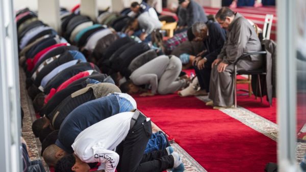 Worshippers attend a Friday prayer at the Ibrahim al-Khalil Mosque in the neighborhood of Tempelhof in Berlin on Sept. 25, 2015. (AFP/Odd Andersen)