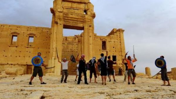 مجموعة من السائحين في مدينة تدمر
