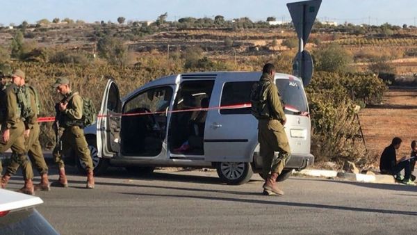 منفذ عملية الطعن هو فتى يبلغ من العمر 17 عاما، وأصيب بأربع رصاصات ووصفت بالحرجة