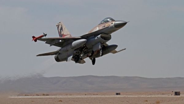 طائرة إسرائيلية تقصف موقعاً عسكرياً سوريا في القنيطرة
