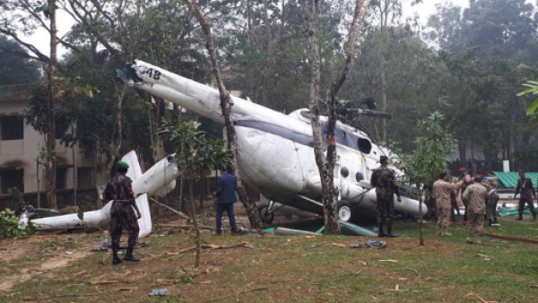 صورة بثتها وكالة (كونا) للمروحية التي كانت تقل رئيس الاركان الكويتي بعد الحادث الذي تعرضت له في بنغلاديش
