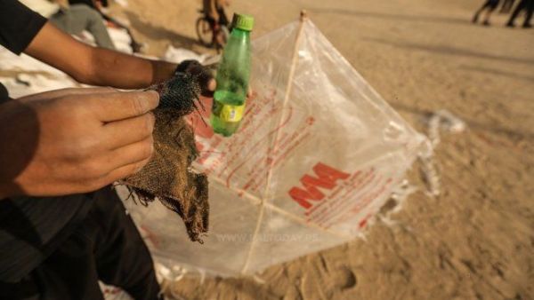 وزير إسرائيلي يلوح باغتيال مطلقي الطائرات الورقية باتجاه المستوطنات