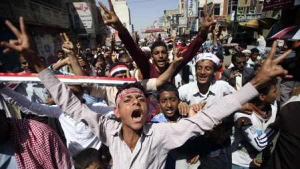 محتجون مناهضون للحوثيين اثناء مظاهرة في تعز
