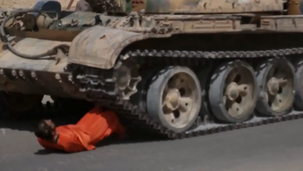 داعش" ينفذ أول عملية إعدام دهساً بدبابة