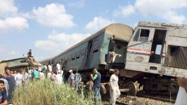 أصيب عشرات آخرون جراء تصادم قطارين للركاب بالمدينة يوم الجمعة.
