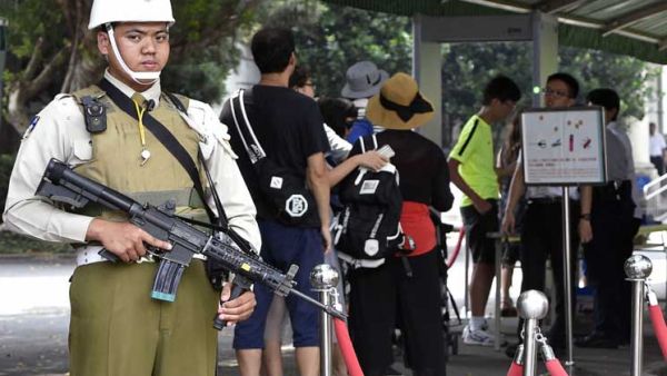 ذكرت السلطات أنها تحقق في السبب وراء تصرفات الرجل 
