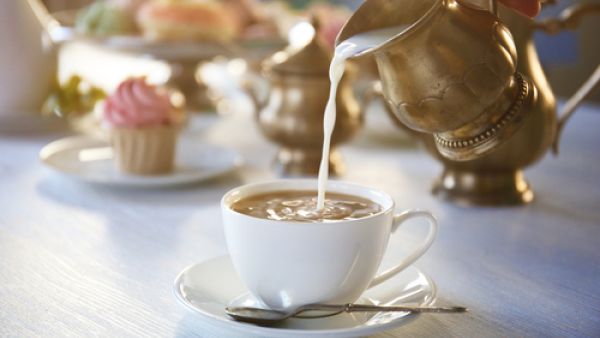 تلا ناول الشاي مع الحليب واستبدل الحليب بالليمون