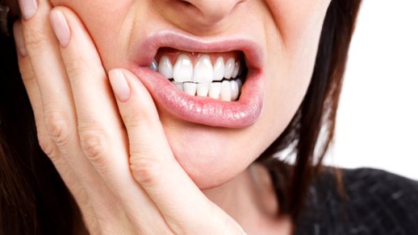 يعتبر القرنفل من أشهر الأعشاب في علاج مشكلات الأسنان المختلفة