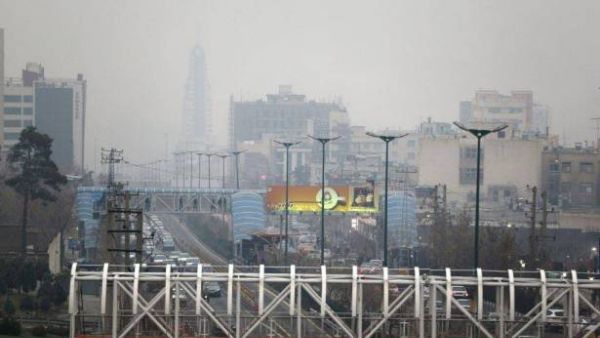سحابة تلوّث فوق طهران تبقي السكان في منازلهم