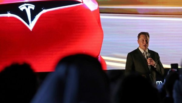 Elon Musk, the co-founder and chief executive of electric car maker Tesla, speaks during a ceremony in Dubai on February 13, 2017. (Karim Sahib/ AFP)