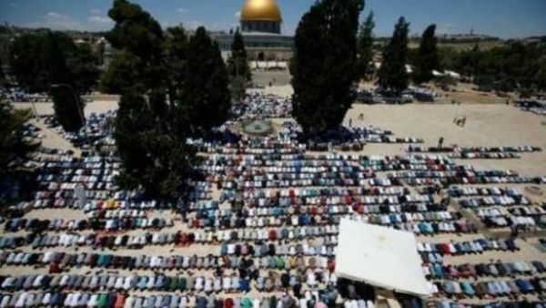 عشرات آلالاف يشاركون في صلاة اول جمعة من رمضان بالاقصى 