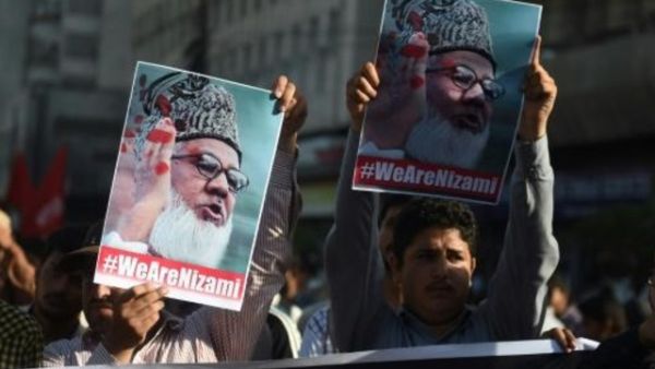 متظاهرون باكستانيون يحملون صور الزعيم الاسلامي مطيع الرحمن نظامي في كراتشي خلال تظاهرة احتجاج على اعدامه 11 مايو 2016
