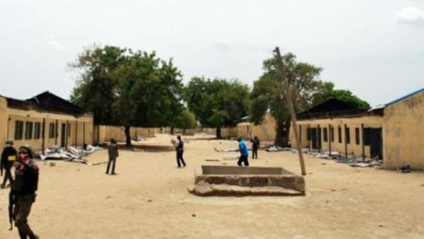 عناصر من الشرطة النيجرية في مدرسة شيبوك حيث خطفت 219 تلميذة على يد عناصر من بوكوحرام
