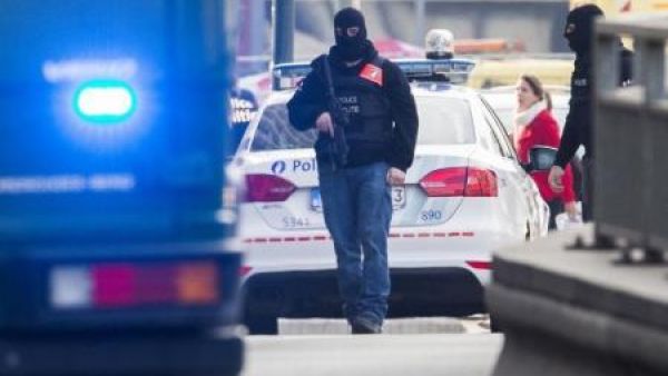 أحد افراد القوات الخاصة بالشرطة البلجيكية في بروكسل
