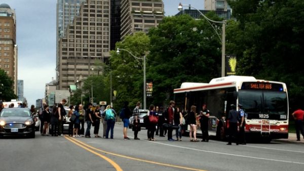 الشرطة تغلق جامعة تورنتو وتبحث عن رجل مقنع 