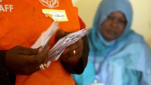 مسؤولون أثناء عملية فرز الأصوات بعد استفتاء في دارفور

