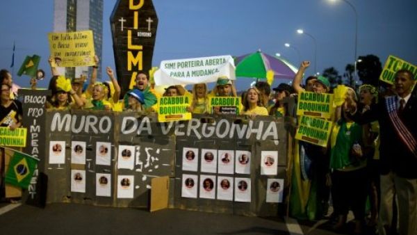 تظاهرة مؤيدة لاقالة الرئيسة روسيف امام مجلس الشيوخ في برازيليا
