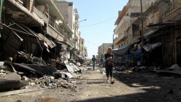 دمار جراء قصف على سوق في معرة النعمان بإدلب
