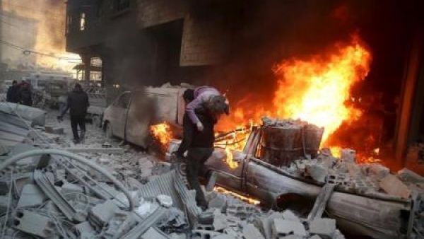 نيران مشتعلة في سيارات جراء قصف على بلدة دوما السورية
